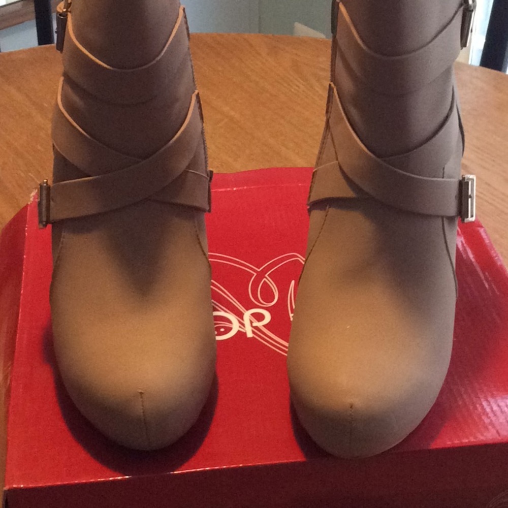 Heel Boots - Picture 2 of 5